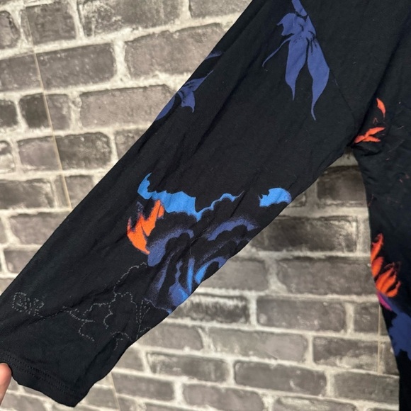 Aritzia Babaton jersey top black bright floral print stretch shirt - Picture 4 of 10